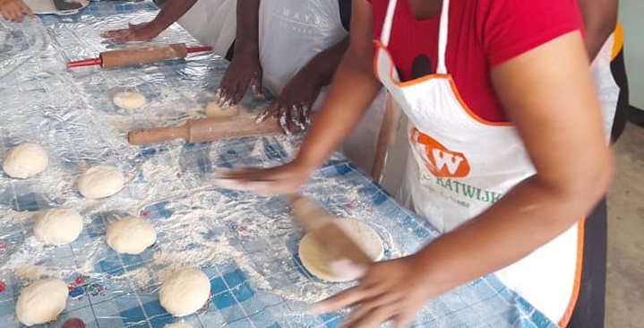 Leden subafdeling NDP Welgelegen leren zelf roti bakken