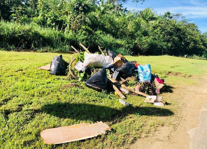 Milieubarbaar dumpt grofvuil op trottoir langs de Saramaccaweg