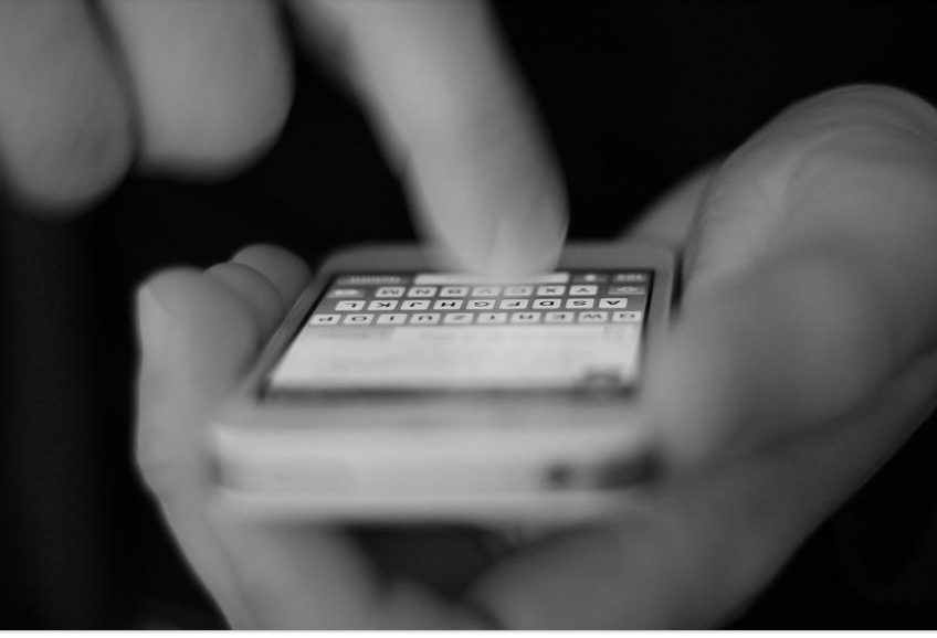 Vrouw schrikt wakker en ziet onbekende man met haar telefoon in zijn hand