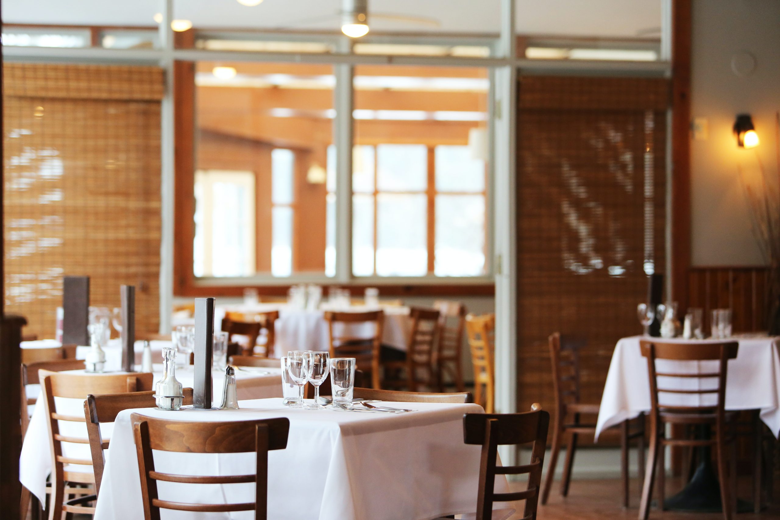 Klant die uit restaurant werd gezet omdat hij geen broek aanhad maakt hun glaswerk stuk