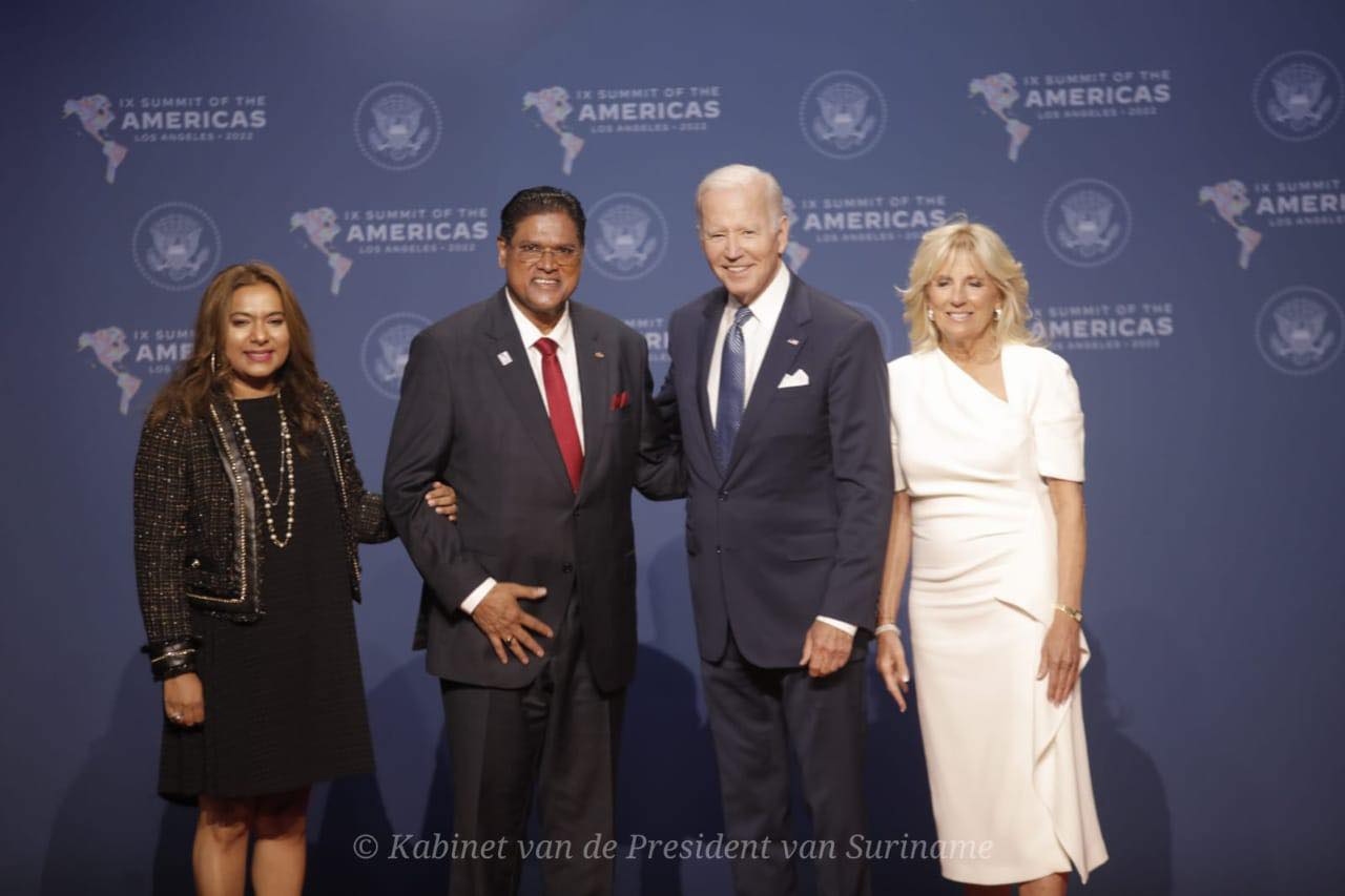 President Santokhi op de foto met Amerikaanse president Biden