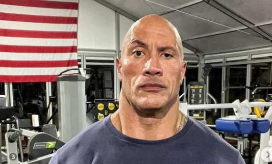 ‘The Rock’ koopt huis voor zijn moeder