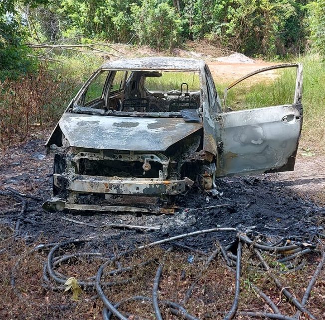 Lijk van man aangetroffen in omgeving van uitgebrande auto