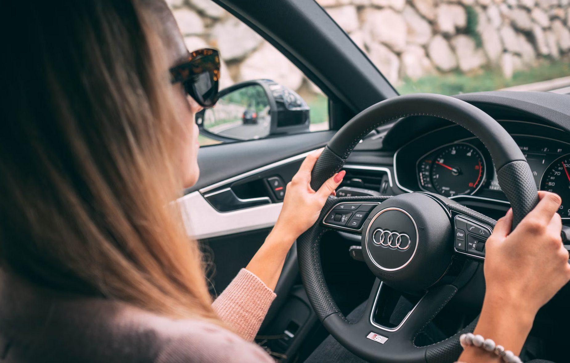 vrouw auto rijden audi stuur