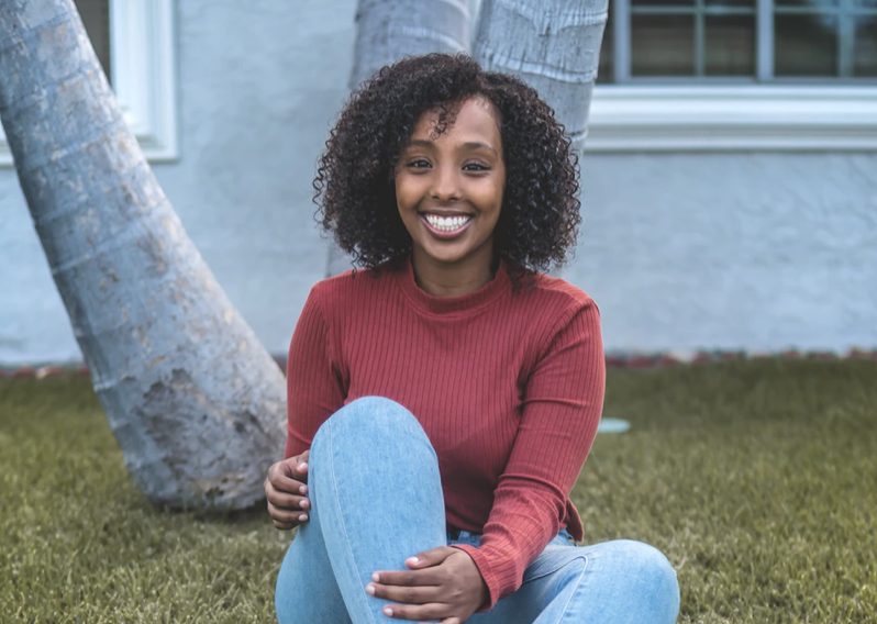 Surinaamse meisjes en vrouwen met kroes haar mogen zich niet schamen, kroes haar is ook mooi