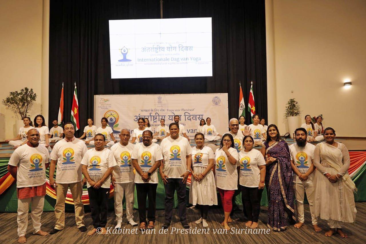 President Santokhi roept bij Internationale Yoga Dag op tot significant verschil