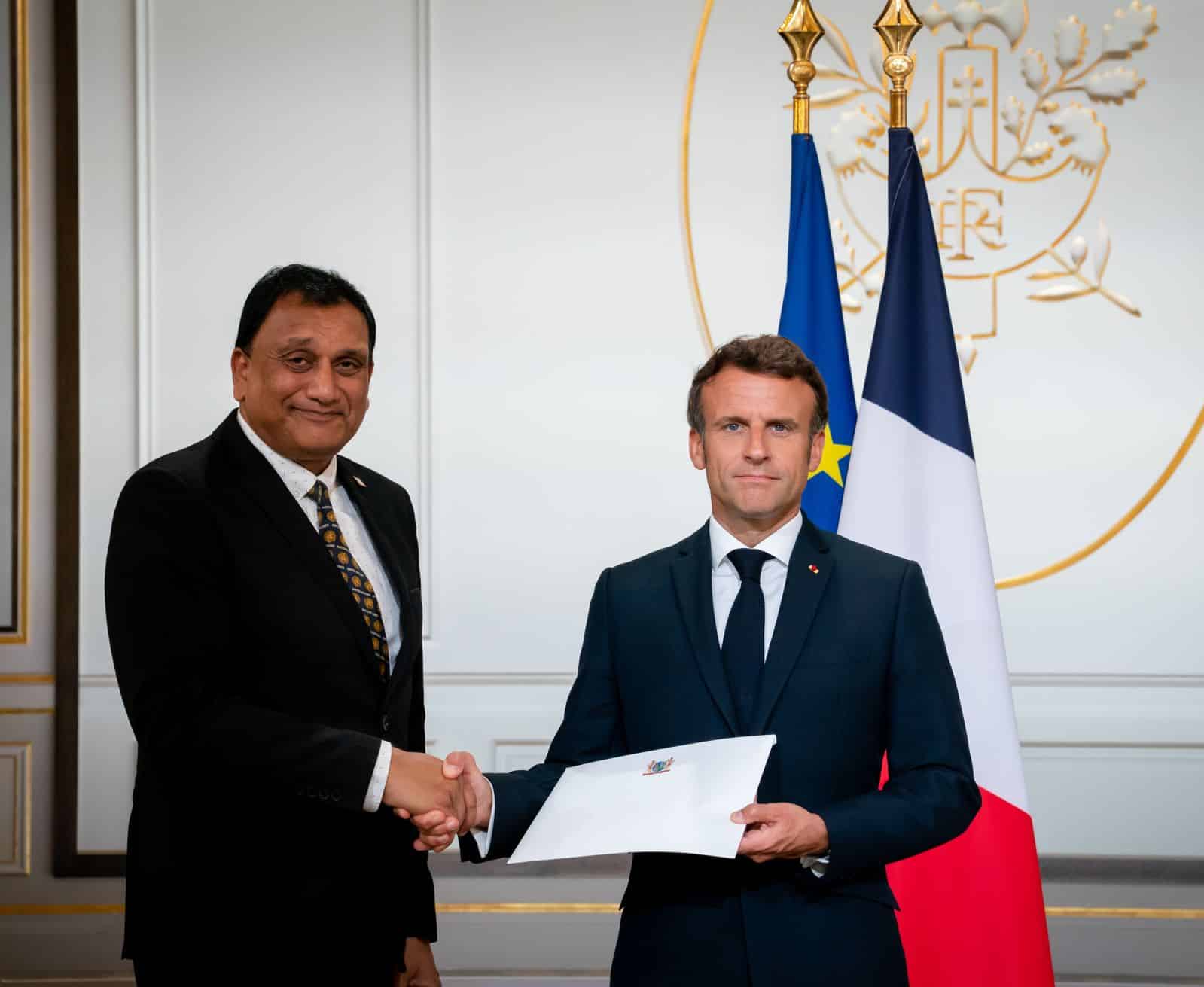 Ambassadeur Ori overhandigt geloofsbrieven aan president Macron van Frankrijk