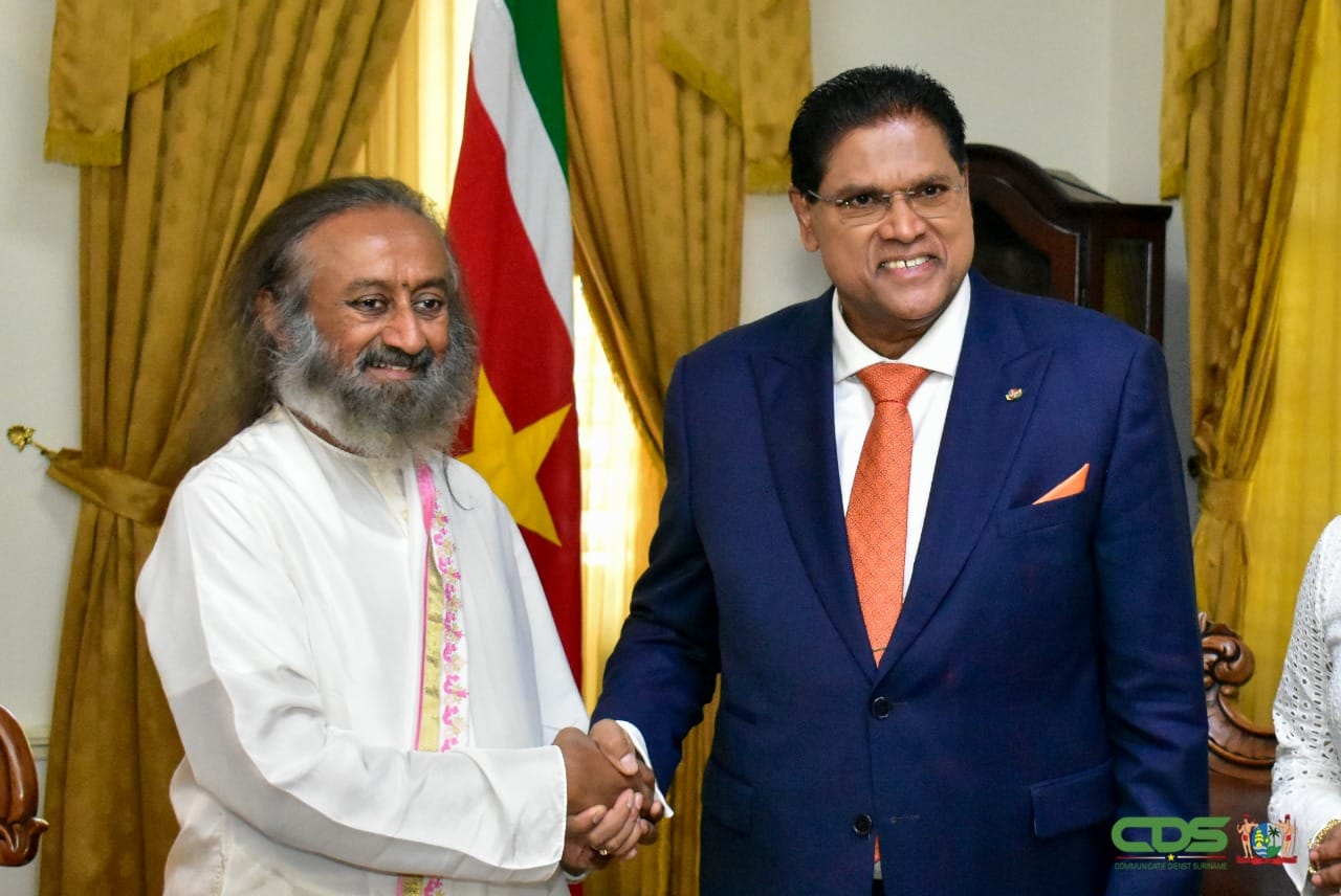 President Santokhi honoreert Sri Sri Ravi Shankar met hoge onderscheiding