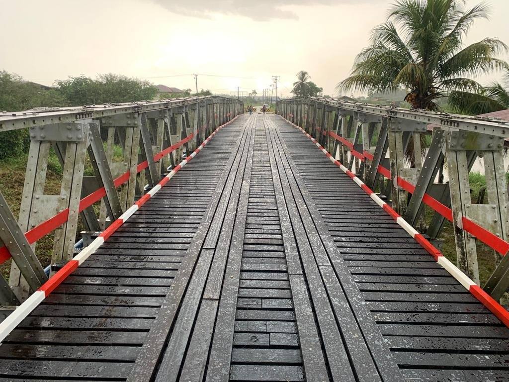 De wegenautoriteit stelt brug over Parakreek open