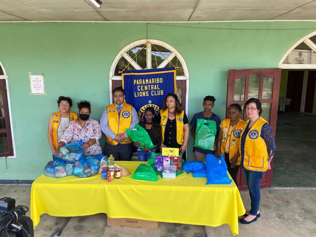 Lions Paramaribo Central schenkt schoolpakket aan studenten Saramacca