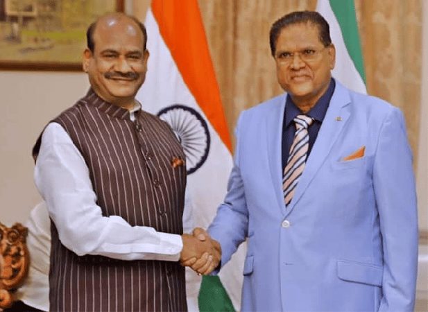 President Santokhi memoreert hechte band Suriname en India tijdens bezoek voorzitter Indiaas parlement