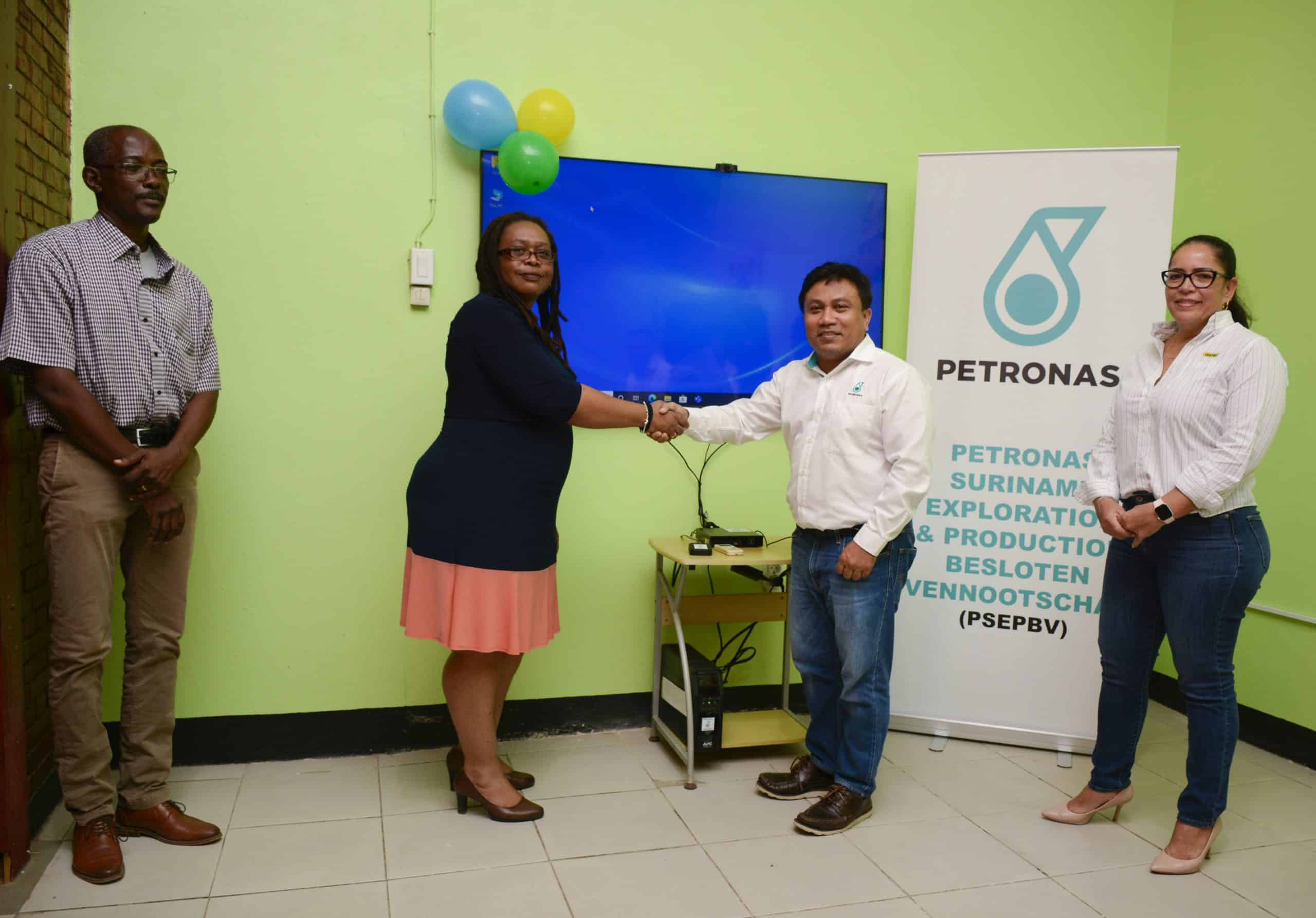 Oliemaatschappij Petronas ondersteunt beroepsonderwijs Suriname