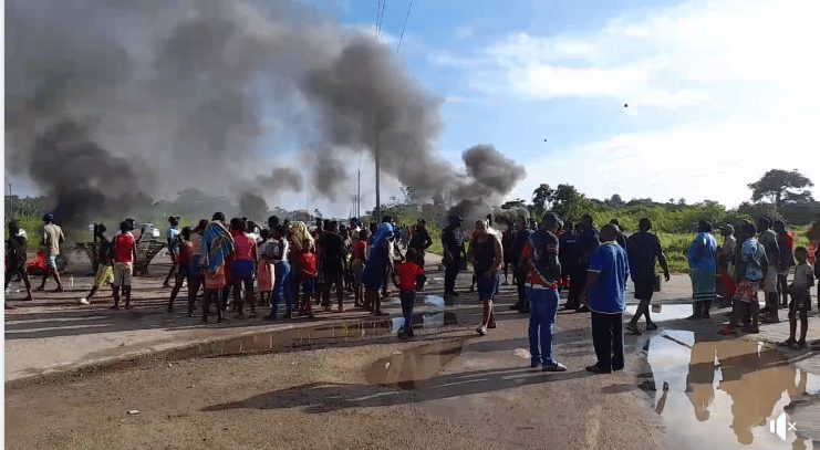 Protest op kruising Paraweg/Boxel, autobanden in brand gestoken