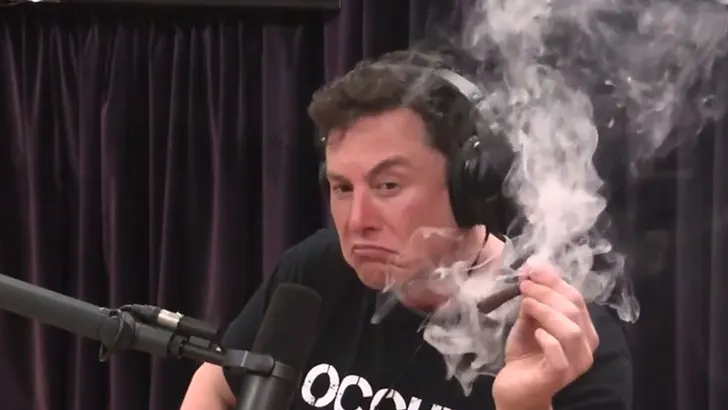 Elon Musk onderworpen aan drugstest door FBI na het roken van wiet tijdens interview met Joe Rogan