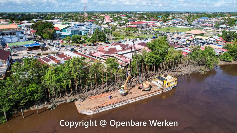 Beschoeiingswerkzaamheden achter markt Nickerie aangevangen