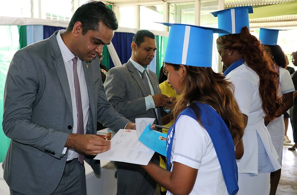 Minister Ramadhin gaat voor “Brain Gain”