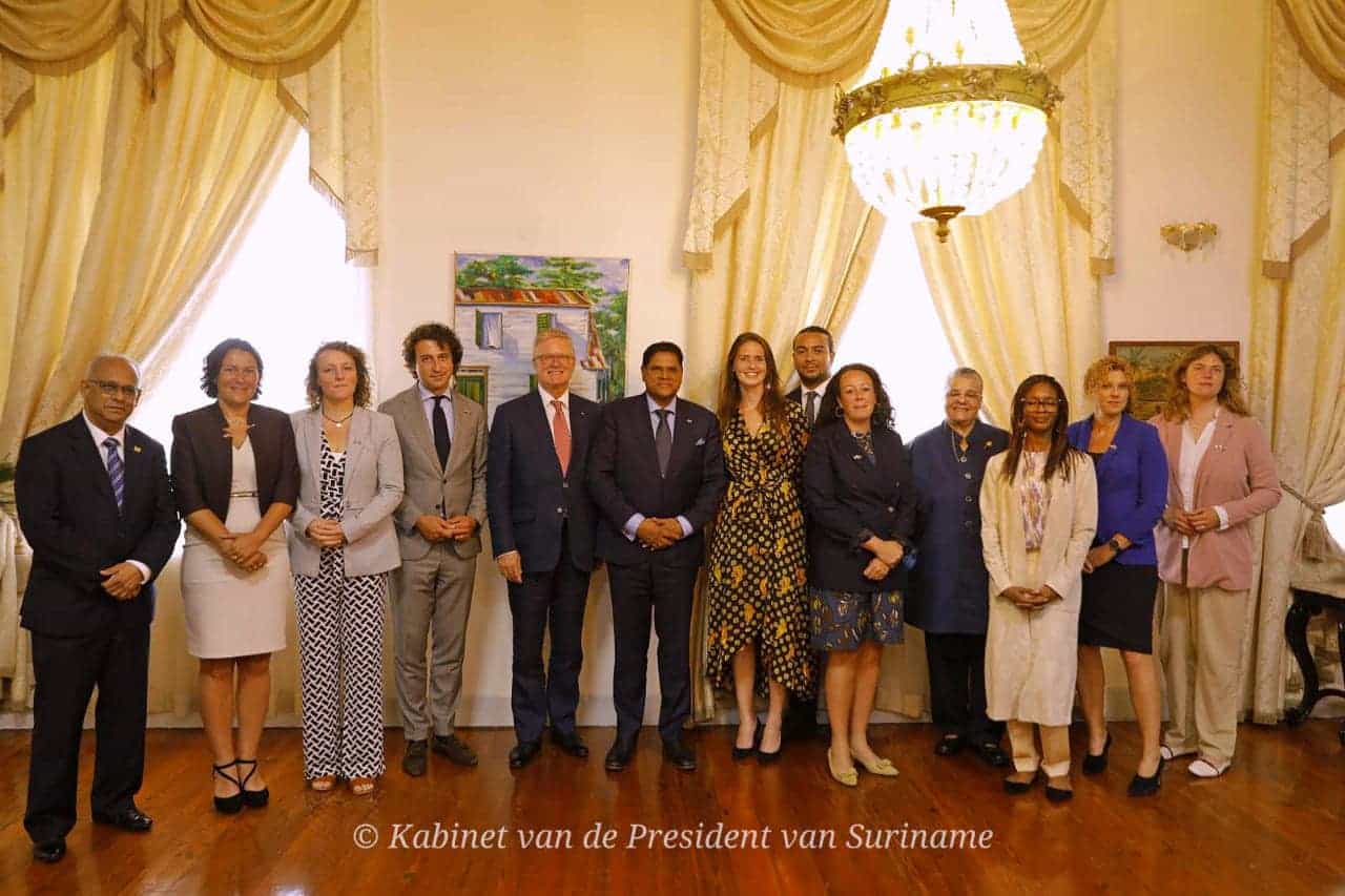 Delegatie Nederlandse Tweede Kamer maakt opwachting bij president Santokhi