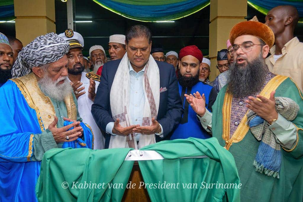 President Santokhi eregast bij opening Djamaat Noeroel moskee