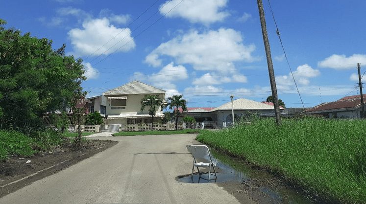 Foto van stoel op straat in Paramaribo – Noord wint mogelijk internationale prijs