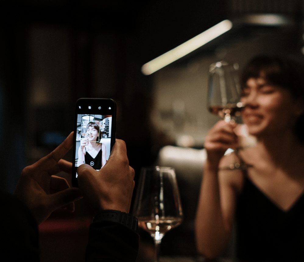 De verslavingsziekte van de jaren 20: zelfs in het restaurant tijdens het eten met je telefoon bezig zijn