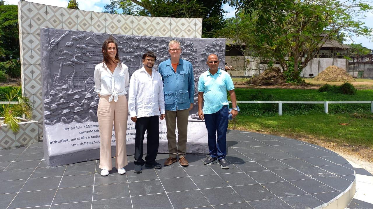 Delegatie Tweede Kamer bezoekt Monument Gevallen Helden te Mariënburg