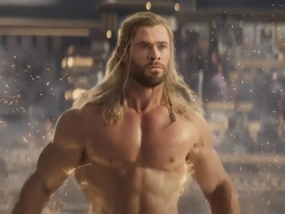 Chris Hemsworth zegt dat een gespierd lichaam krijgen voor ‘Thor: Love and Thunder’ ‘bijzonder moeilijk’ en ‘vermoeiend’ was