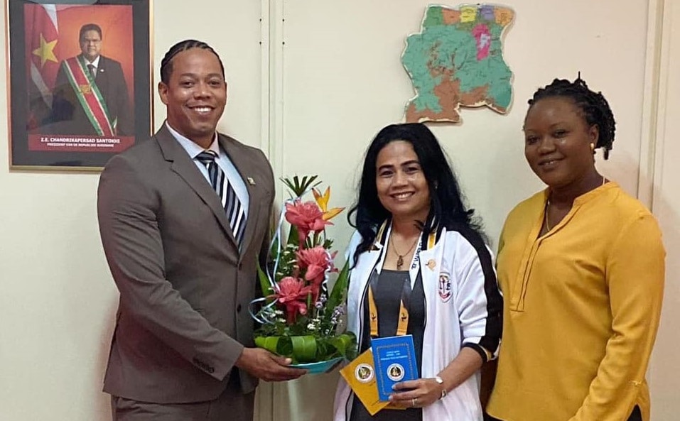 Sportzaken eert Florence Jamin, enige gecertificeerde pencak silat scheidsrechter en leraar in Suriname