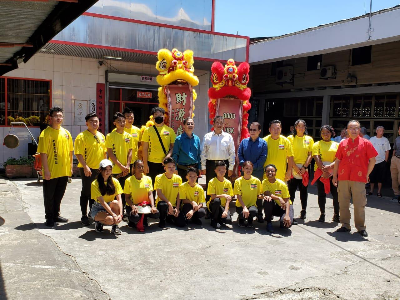 Chinese vereniging Chung Fa Foei Kon neemt twee leeuwendans attributen in gebruik