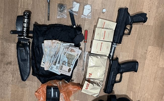 Wapens, drugs en geld in beslag genomen bij politie-inval