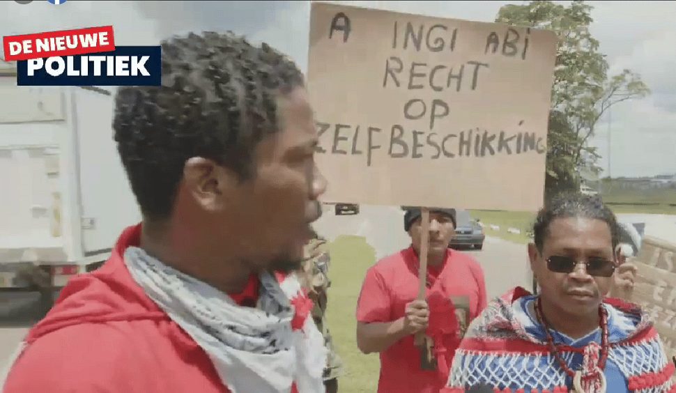 Inheemsen protesteren bij aankomst premier Rutte