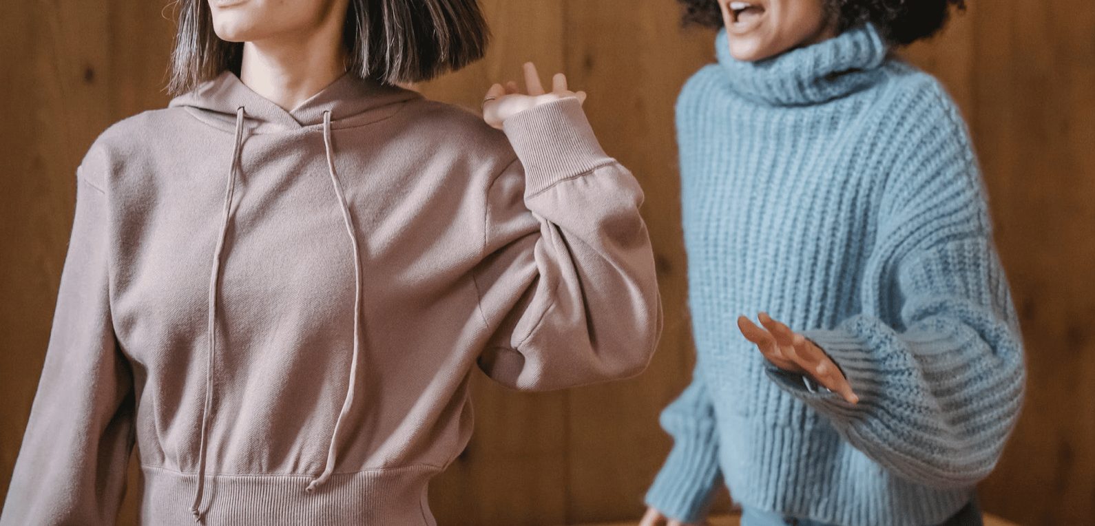 Vrouw die tijdens familiefeest haren van zusje uit haar hoofd trok: ze moest niet roddelen over mijn vriend