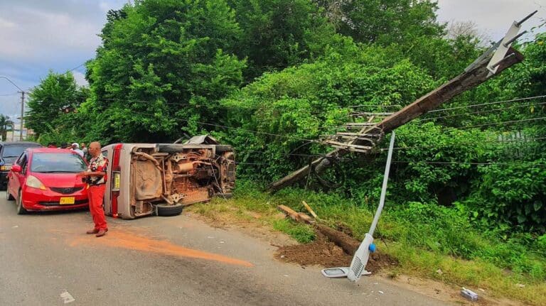 Drie auto’s betrokken bij aanrijding Kwattaweg, elektricitietspaal EBS kapotgereden