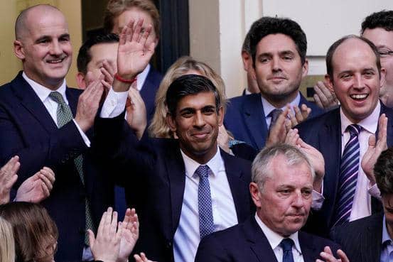 Rishi Sunak wint stemming om volgende premier Verenigd Koninkrijk te worden nadat Liz Truss aftrad