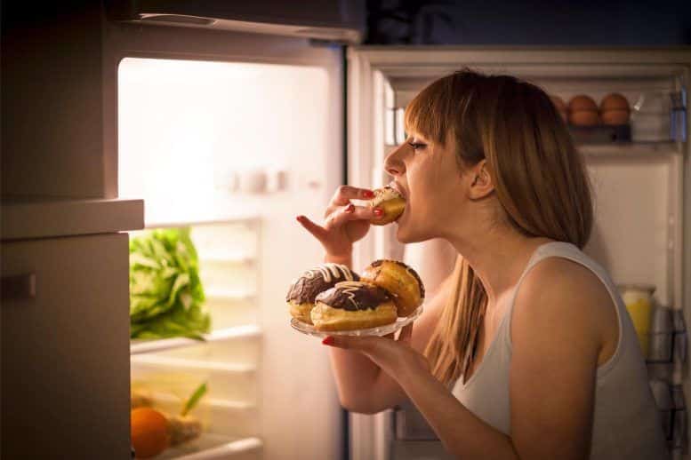 Laat eten verandert je vetweefsel en vermindert verbrande calorieën