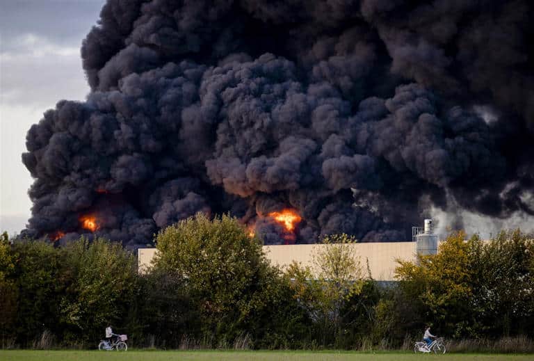 Zwarte rookwolken hangen boven Maastricht door brand in recyclebedrijf België