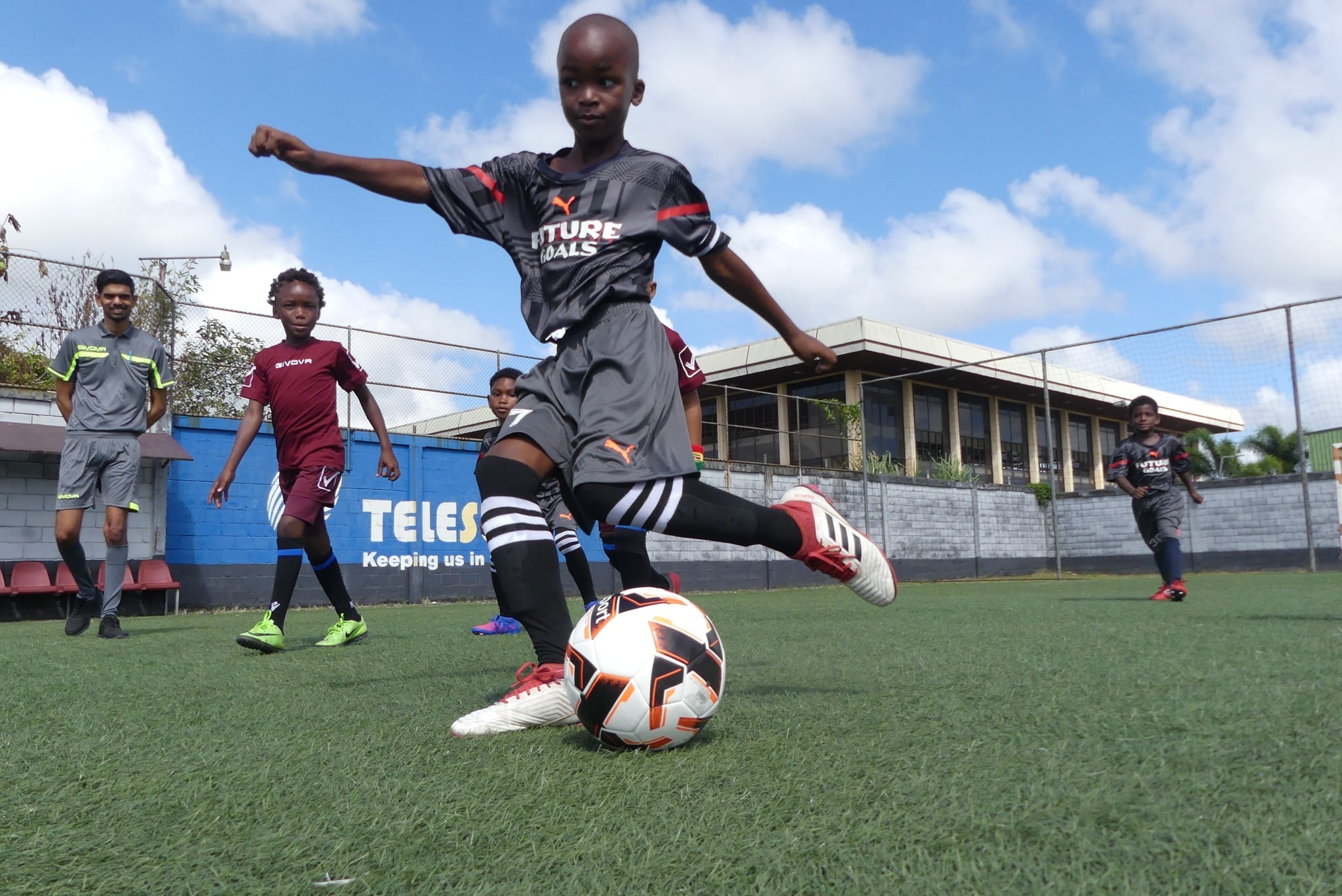 voetbal jongeren jeugd kinderen spelen veld