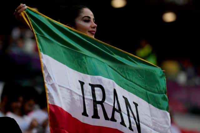 Iran klaagt bij FIFA nadat Amerikaanse voetbalbond islamitisch embleem van zijn vlag verwijdert