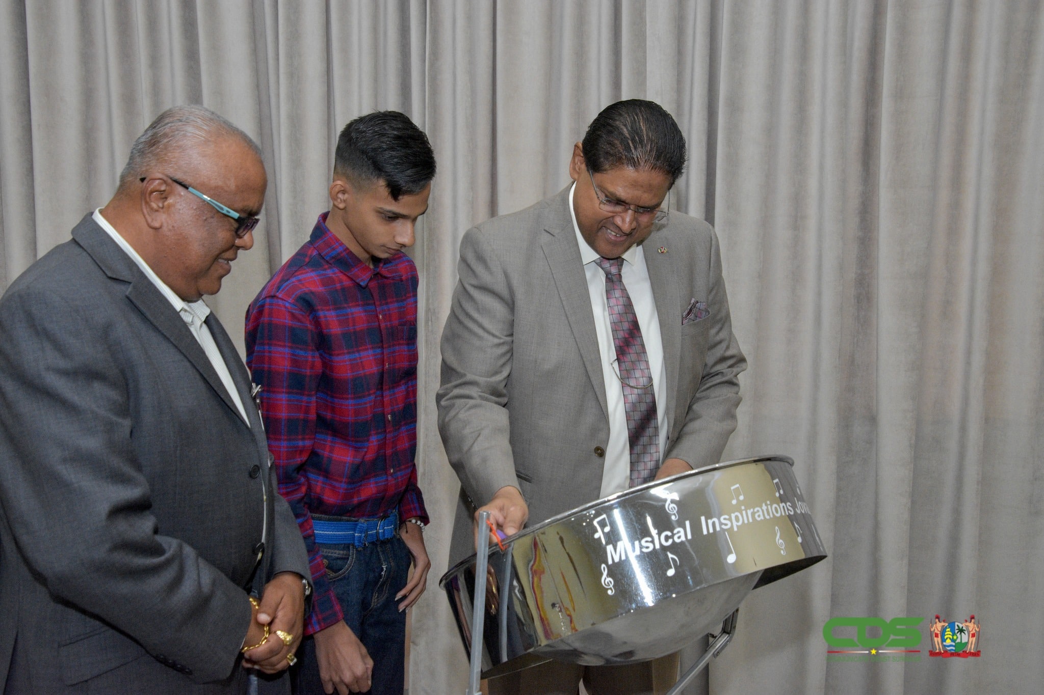 President Santokhi ontvangt nationaal instrument Trinidad