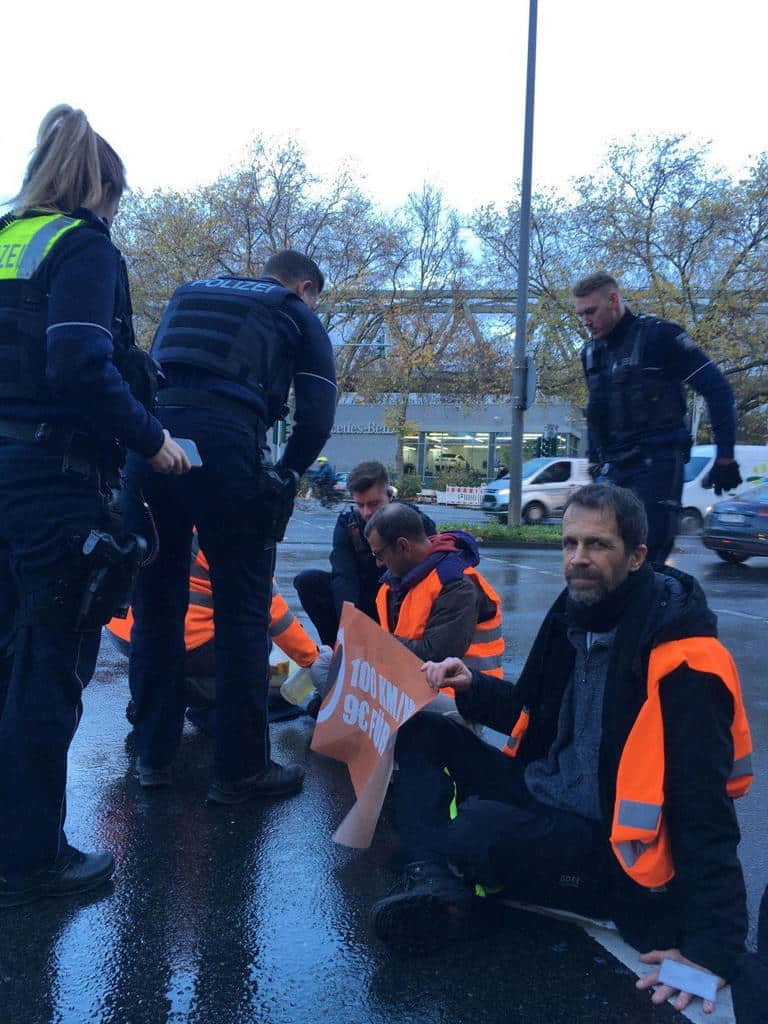 Klimaatactivisten in Berlijn lijmen zich vast aan landingsbaan van luchthavens en verstoren vliegverkeer