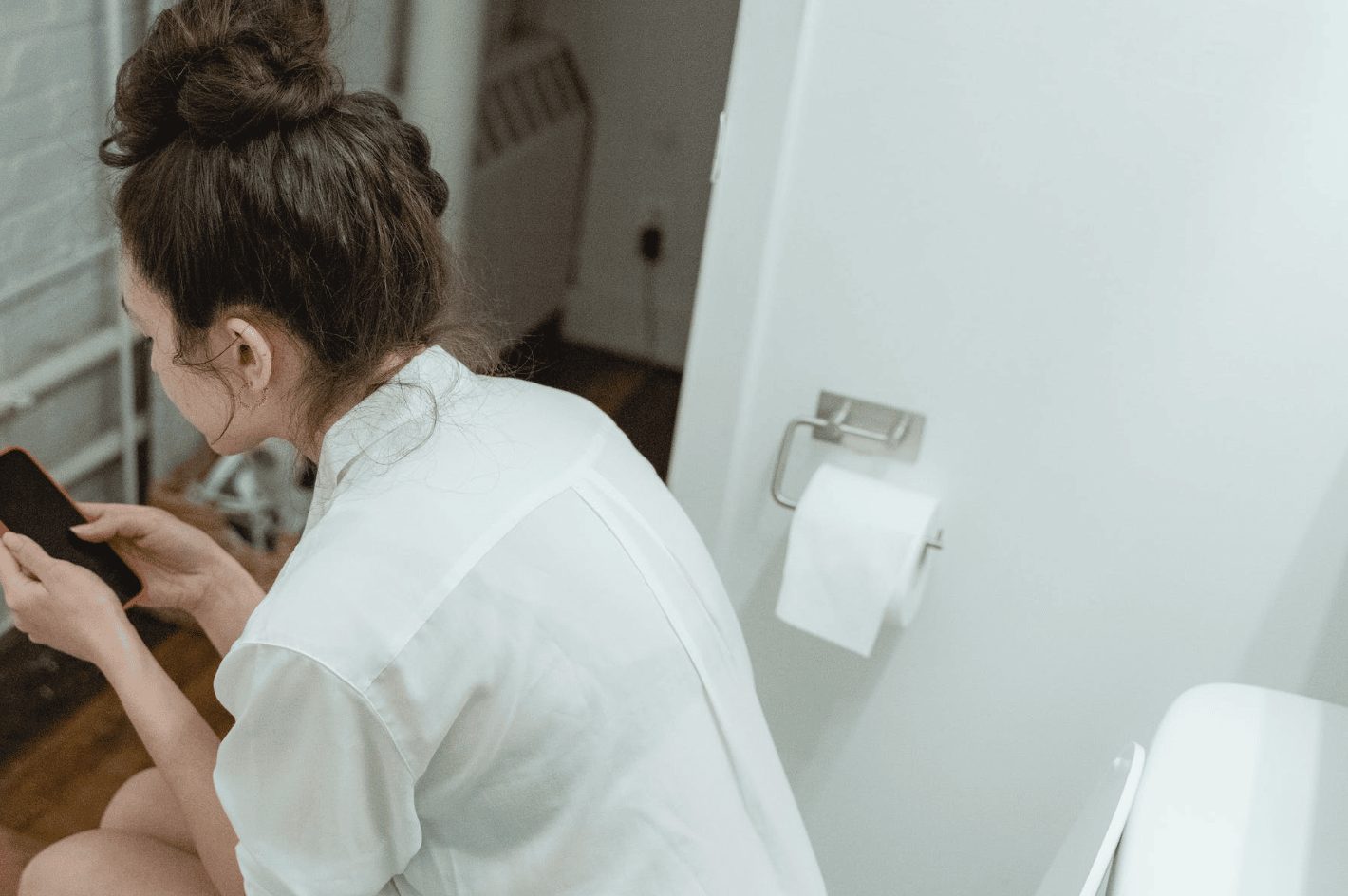 Vrouw die aan het werk te vaak naar het toilet gaat voor grote boodschap wordt gepest