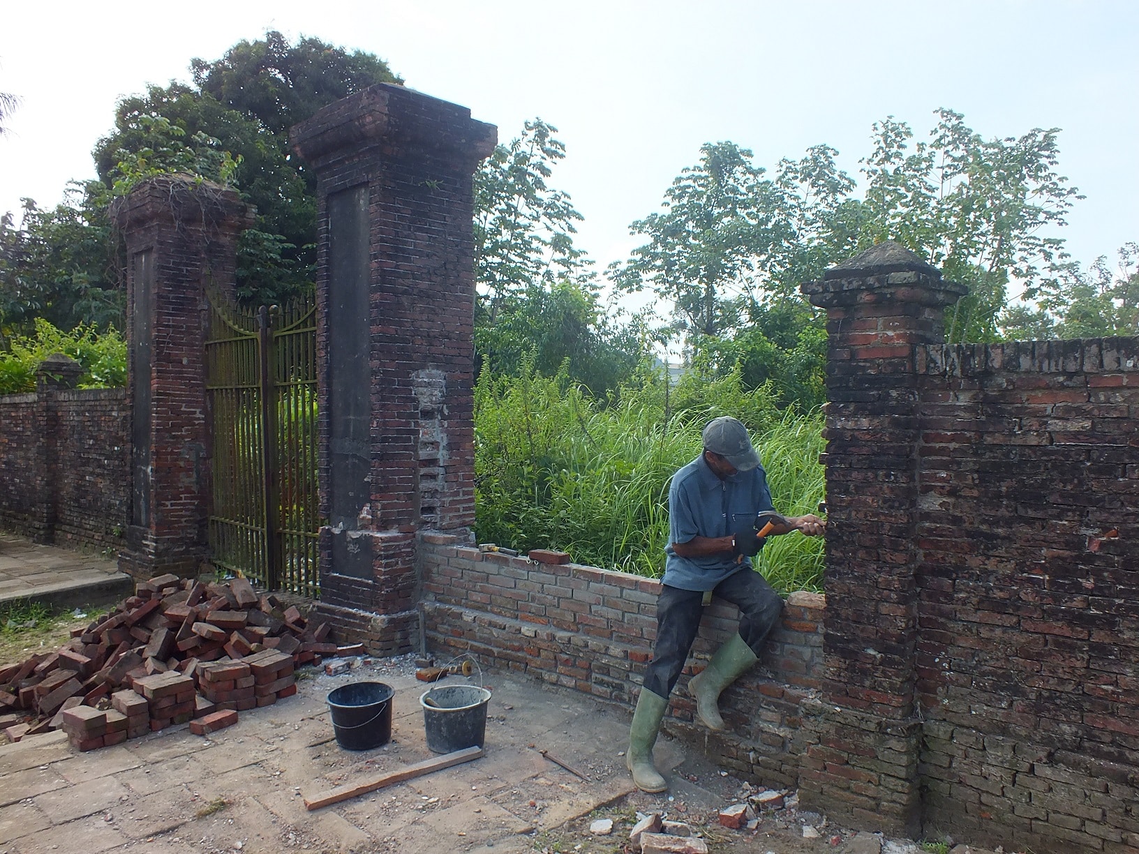 Gat in muur Oranjetuin hersteld