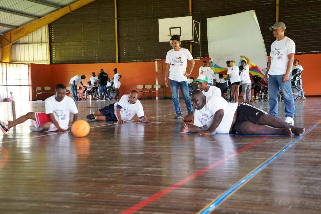 Nieuw spel geïntroduceerd tijdens sportdag voor kinderen met een beperking