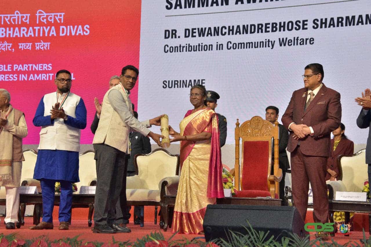 Parlementariër Sharman ontvangt Pravasi Bharatiya Samman Award