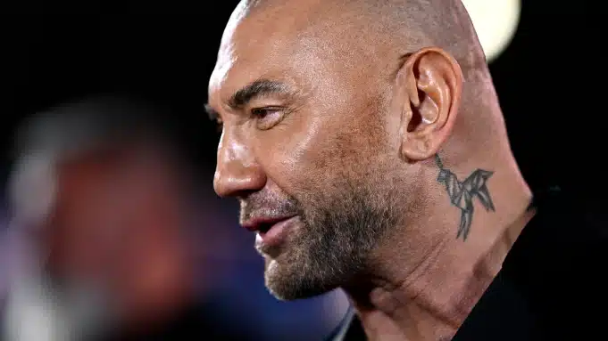 Dave Bautista zegt dat hij Manny Pacquiao tattoo heeft laten bedekken na ‘anti-homo uitspraken’