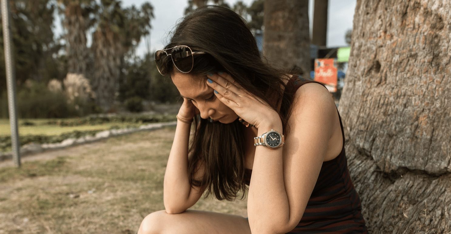 Vrouw met ondraaglijke liefdesverdriet loopt dagelijks langs restaurant van eerste date met ex vriend