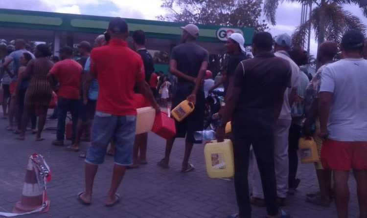 Chaotische drukte bij Go2 benzinestation, groot aantal Surinamers met jerrycans