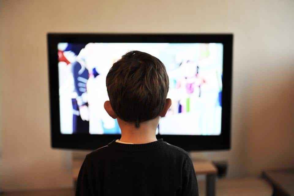 jongen tv kijken televisie