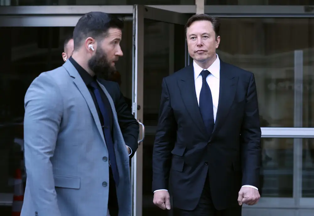 Tenminste 2 bodyguards vergezellen Elon Musk rond hoofdkantoor Twitter – zelfs naar het toilet