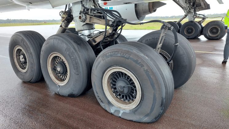 Vliegtuig KLM krijgt lekke band na landing op Pengel luchthaven in Suriname