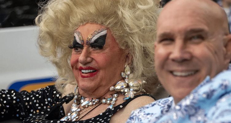 ’s Werelds oudste dragqueen op 92-jarige leeftijd overleden